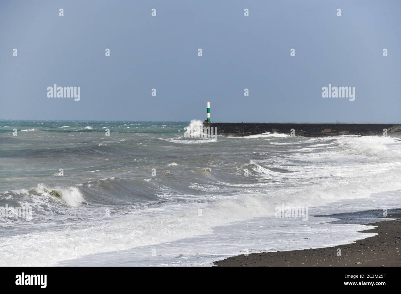Il semaforo del porto alla fine del molo di pietra ad Aberystwyth Cardigan Bay West Wales, si affaccia a nord da Tanybwlch Foto Stock