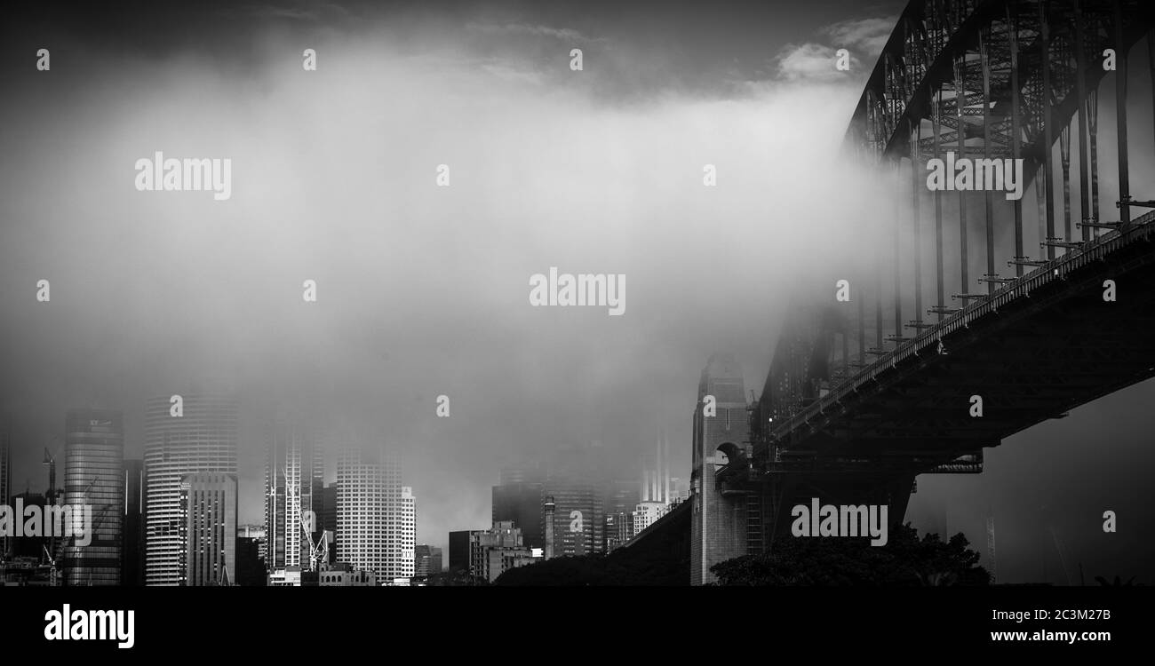 Nebbia sul Sydney Harbour Bridge Foto Stock