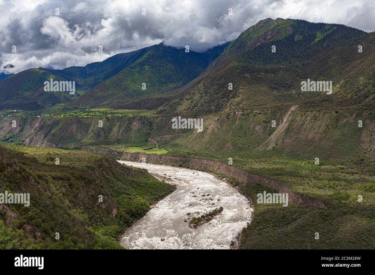 Vista panoramica del Grand Canyon di Yarlung Tsangpo (Yarlung Zangbo), del Canyon di Brahmaputra o della Gola di Tsangpo e del Fiume Yarlung Tsangpo in estate con cielo blu Foto Stock