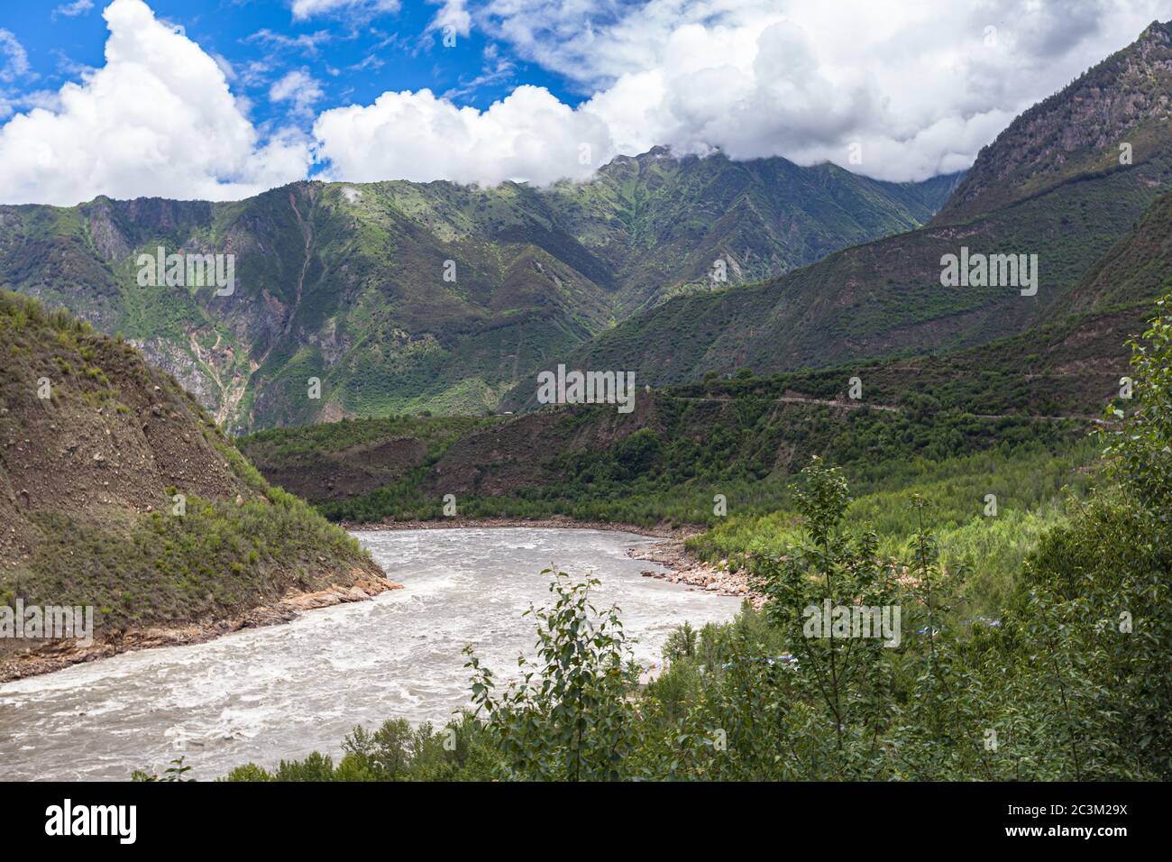Vista panoramica del Grand Canyon di Yarlung Tsangpo (Yarlung Zangbo), del Canyon di Brahmaputra o della Gola di Tsangpo e del Fiume Yarlung Tsangpo in estate con cielo blu Foto Stock