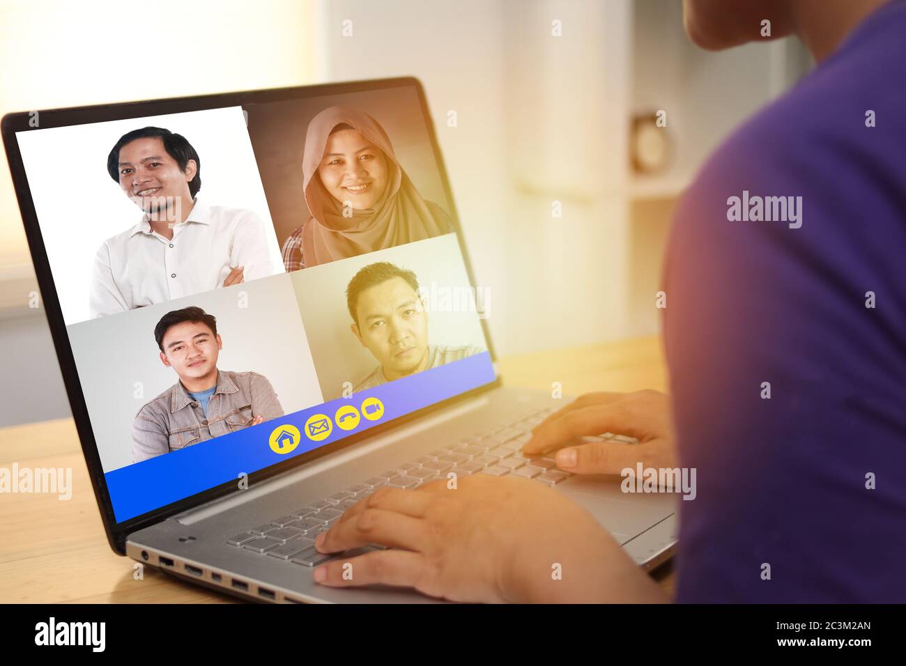 Teleconferenza durante il lavoro da casa a causa della pandemia di coronavirus covid. Le visualizzazioni dello schermo del pc della webcam durante la videochiamata di gruppo mostrano le persone che hanno partecipato a. Foto Stock