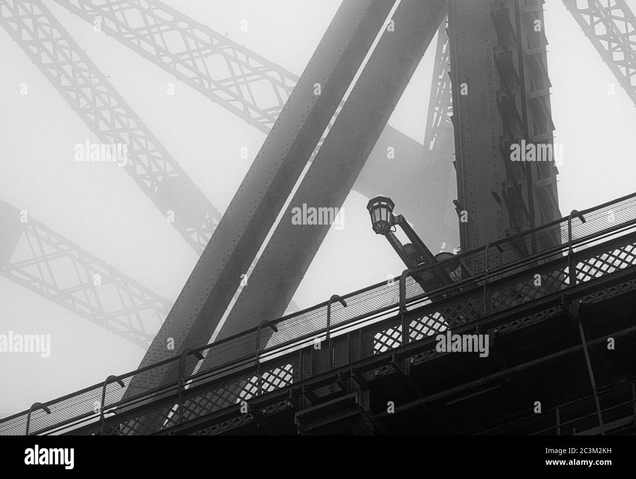 Nebbia sul Sydney Harbour Bridge Foto Stock