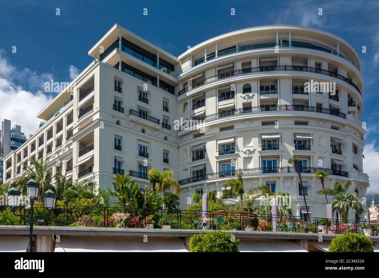 Monte Carlo, Monaco - 13 Giugno 2019 : Hotel de Paris con negozi di lusso. Uno dei luoghi preferiti per i ricchi. Foto Stock