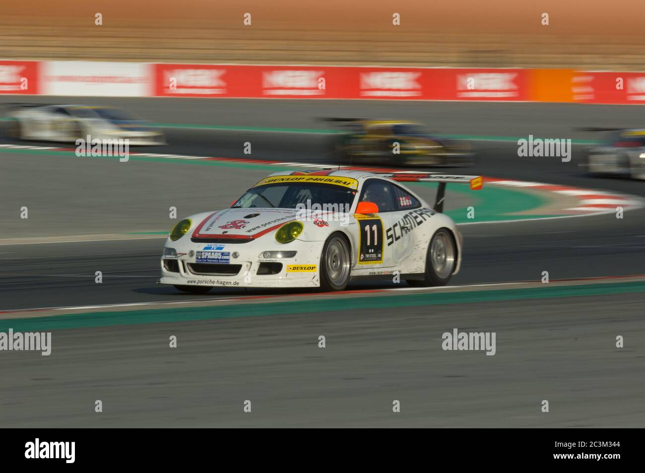 DUBAI - GENNAIO 13: Car 11, una Porsche 997 GT3 Cup S, che partecipa alla Dunlop 24 Hour Race 2012 all'autodromo di Dubai il 13 gennaio 2012. Foto Stock