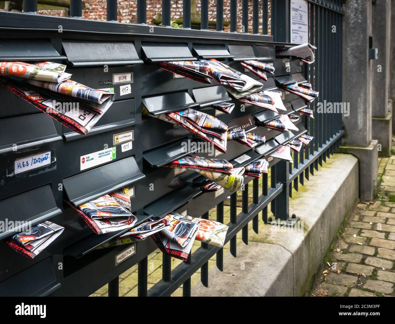 BRUXELLES - 12 GENNAIO 2018: La fila di caselle postali ripiene sulla strada di Bruxelles. Foto Stock