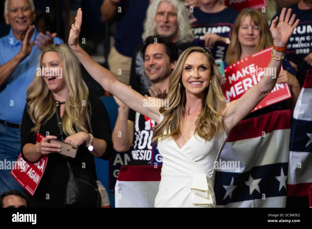 Tulsa, Oklahoma, Stati Uniti. 20 Giugno 2020. Lara ed Eric Trump hanno parlato con la folla arruggiante a Tulsa Oklahoma sabato 20 giugno 2020 al Make America Great Again Rally a Tulsa Oklahoma Credit: Tyler Tomasello/ZUMA Wire/Alamy Live News Foto Stock