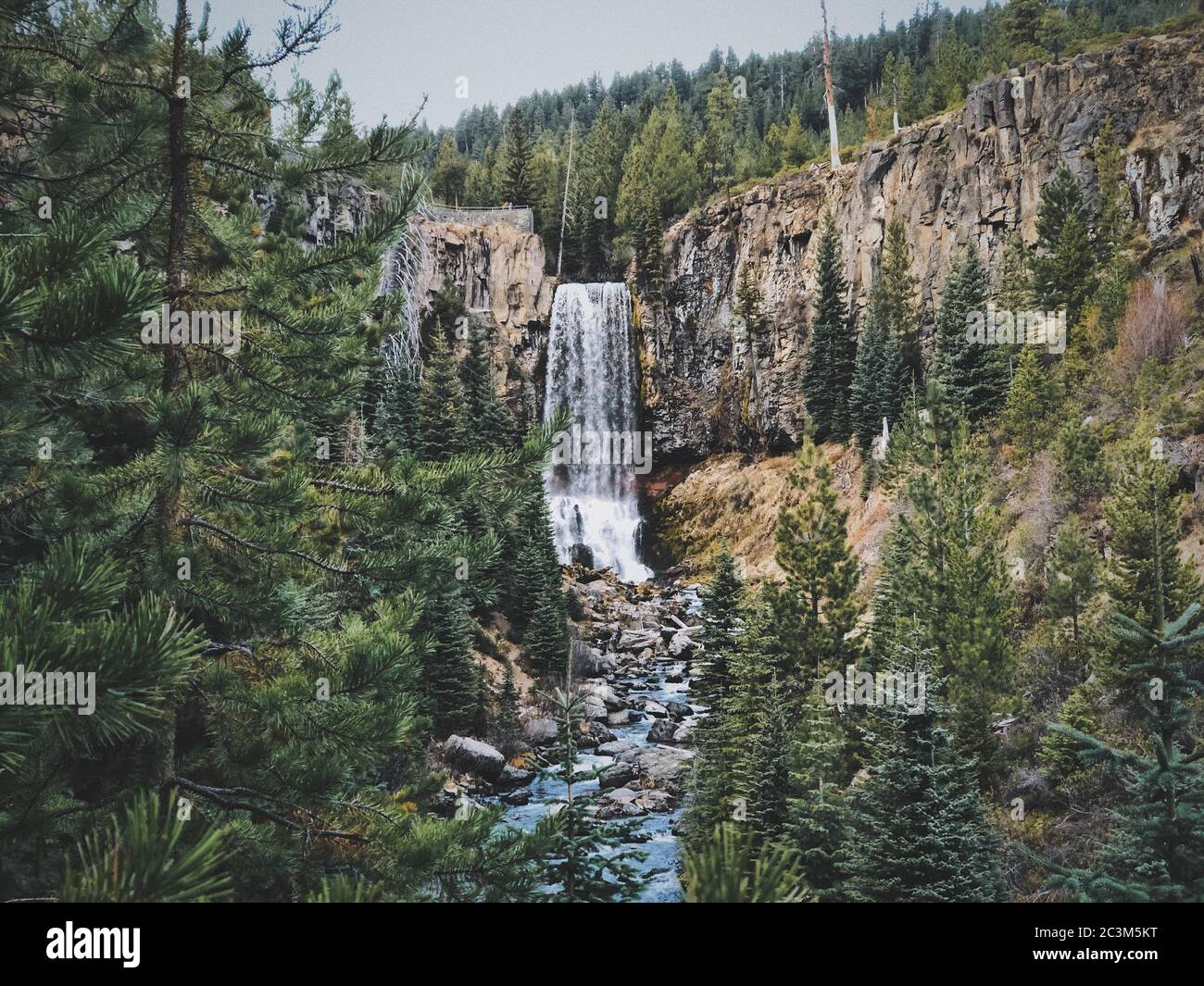 Incredibile scatto della cascata di Tumalo Falls in Oregon, Stati Uniti Foto Stock