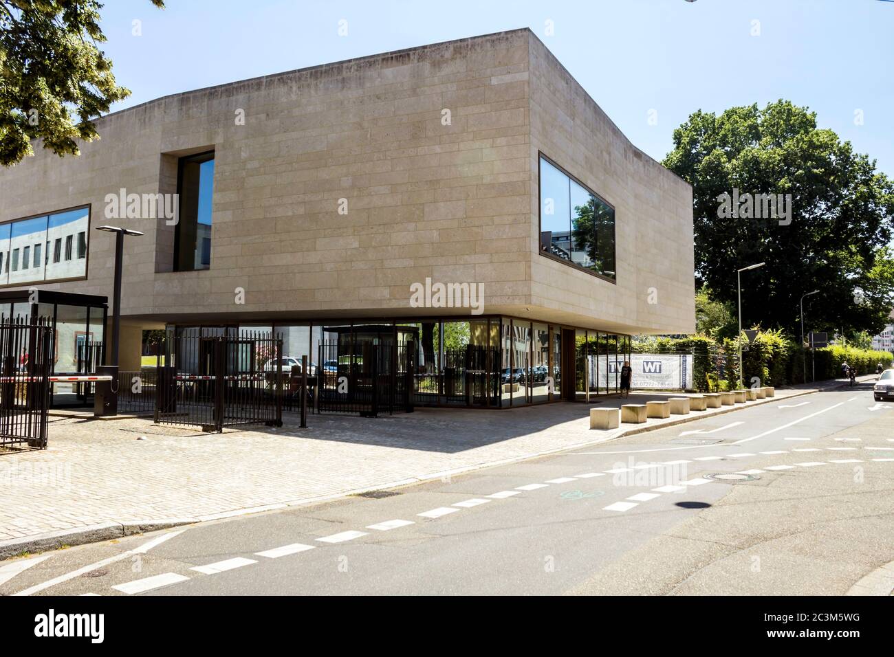 Karlsruhe, Germania - 4 luglio 2019: Segno all'entrata della Corte federale di giustizia a Karlsruhe, Germania - Bundesgerichtshof - BGH - è il massimo Foto Stock