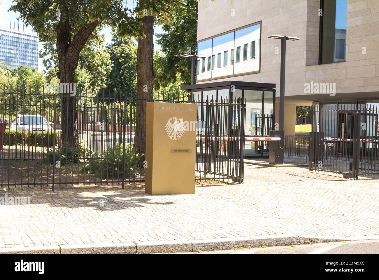 Karlsruhe, Germania - 4 luglio 2019: Segno all'entrata della Corte federale di giustizia a Karlsruhe, Germania - Bundesgerichtshof - BGH - è il massimo Foto Stock