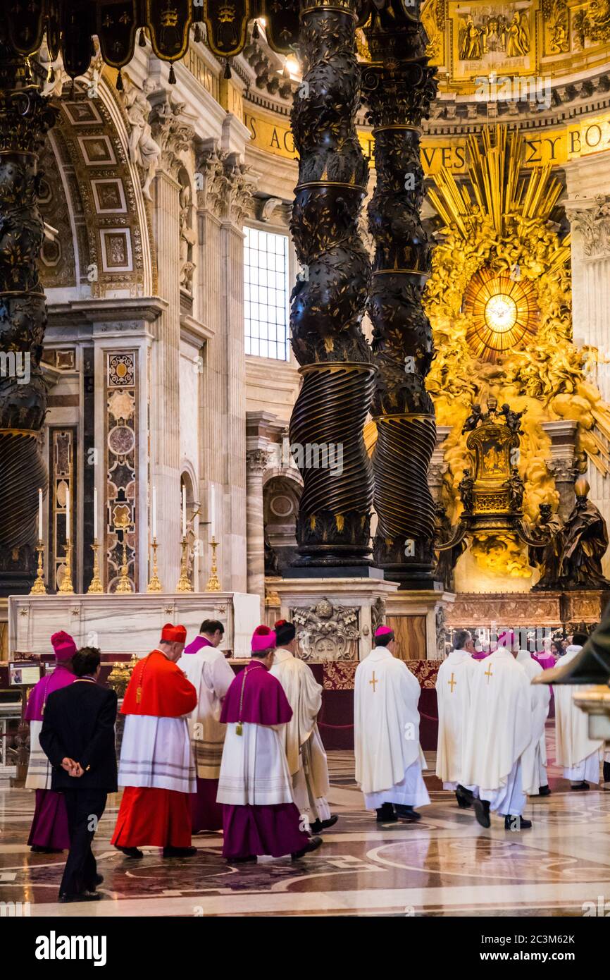 Sacerdoti che camminano in processione nella Basilica di San Pietro in Vaticano Foto Stock