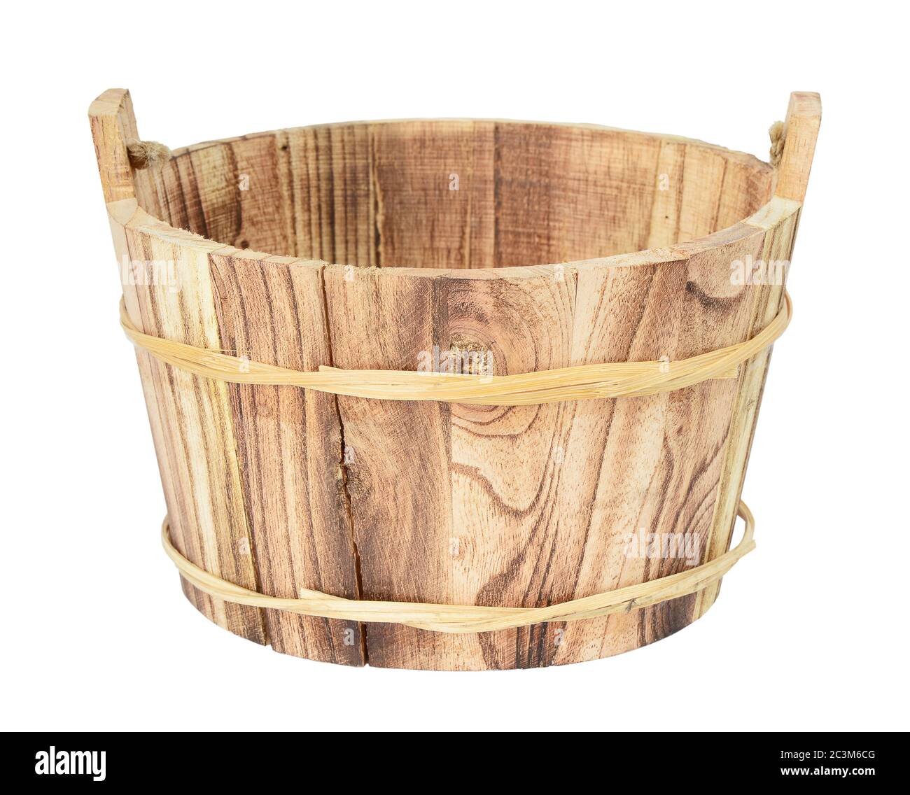 Secchio di legno, bacino, vasca o vasca isolato su fondo bianco Foto Stock