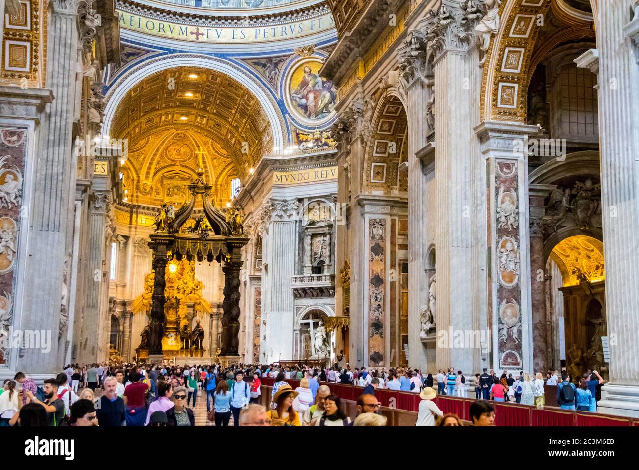 Turisti che si affollano nella Basilica di San Pietro in Vaticano Foto Stock