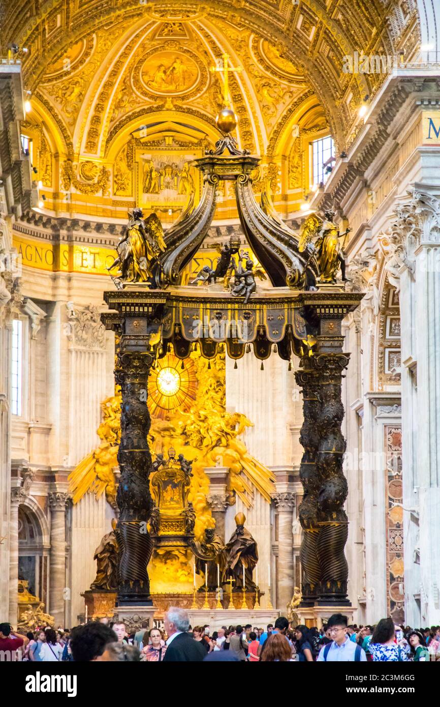 La tettoia di bronzo conosciuta come Baldacchino nella Basilica di San Pietro in Vaticano Foto Stock