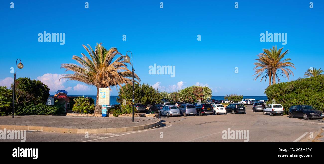 San Teodoro, Sardegna / Italia - 2019/07/15: Porto e porto turistico per yacht zona turistica di San Teodoro località sulla Costa Smeralda del Mar Tirreno Foto Stock