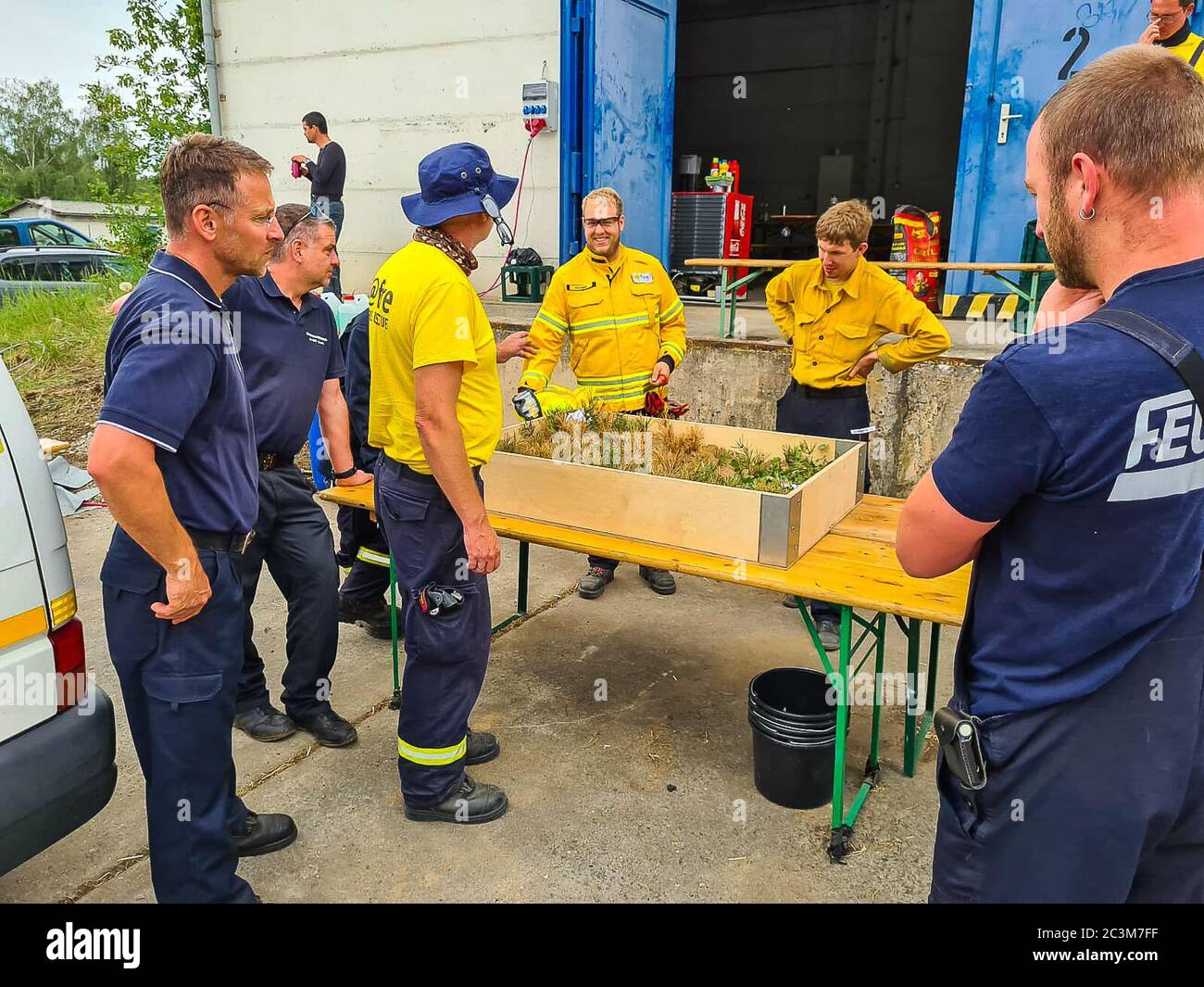 Kloster Lehnin, Germania. 20 Giugno 2020. Dopo la stagione degli incendi boschivi del 2019, i vigili del fuoco addestrano i moderni metodi di estinzione con esperti. Negli esercizi pratici, gli incendi vengono impostati per poter poi spegnerli in modo controllato. Vengono inoltre utilizzati nuovi tipi di agenti estinguenti. Credit: Julian Stähle/dpa-Zentralbild/dpa/Alamy Live News Foto Stock