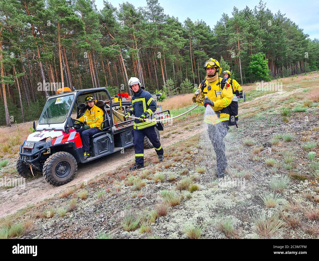 Kloster Lehnin, Germania. 20 Giugno 2020. Dopo la stagione degli incendi boschivi del 2019, i vigili del fuoco addestrano i moderni metodi di estinzione con esperti. Negli esercizi pratici, gli incendi vengono impostati per poter poi spegnerli in modo controllato. Vengono inoltre utilizzati nuovi tipi di agenti estinguenti. Credit: Julian Stähle/dpa-Zentralbild/dpa/Alamy Live News Foto Stock