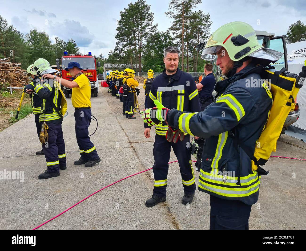 Kloster Lehnin, Germania. 20 Giugno 2020. Dopo la stagione degli incendi boschivi del 2019, i vigili del fuoco addestrano i moderni metodi di estinzione con esperti. Negli esercizi pratici, gli incendi vengono impostati per poter poi spegnerli in modo controllato. Vengono inoltre utilizzati nuovi tipi di agenti estinguenti. Credit: Julian Stähle/dpa-Zentralbild/dpa/Alamy Live News Foto Stock