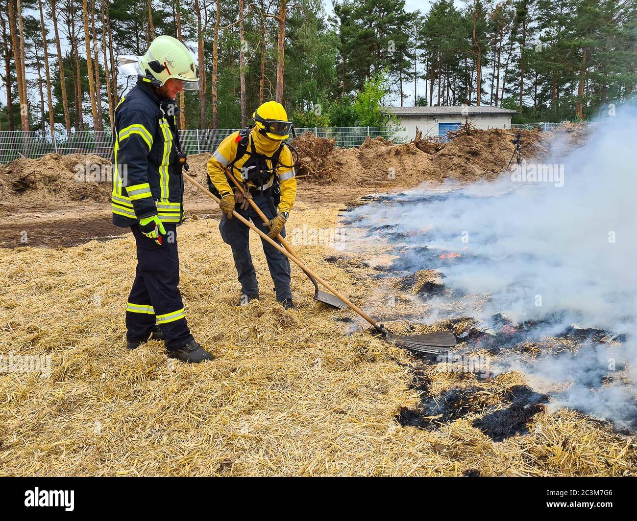 Kloster Lehnin, Germania. 20 Giugno 2020. Dopo la stagione degli incendi boschivi del 2019, i vigili del fuoco addestrano i moderni metodi di estinzione con esperti. Negli esercizi pratici, gli incendi vengono impostati per poter poi spegnerli in modo controllato. Vengono inoltre utilizzati nuovi tipi di agenti estinguenti. Credit: Julian Stähle/dpa-Zentralbild/dpa/Alamy Live News Foto Stock