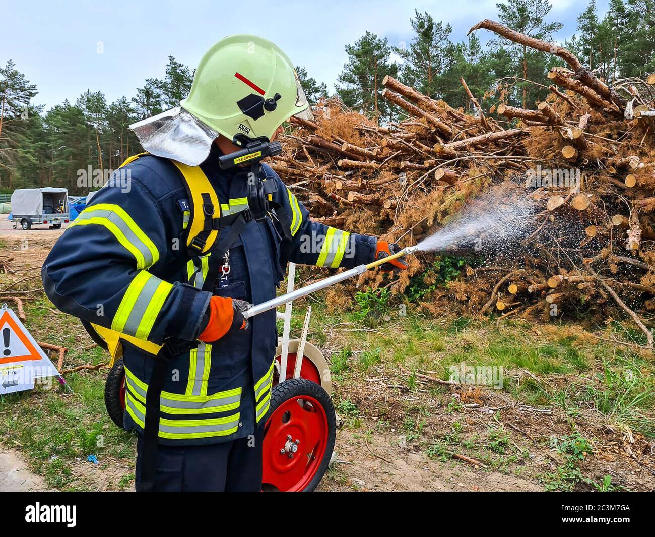 Kloster Lehnin, Germania. 20 Giugno 2020. Dopo la stagione degli incendi boschivi del 2019, i vigili del fuoco addestrano i moderni metodi di estinzione con esperti. Negli esercizi pratici, gli incendi vengono impostati per poter poi spegnerli in modo controllato. Vengono inoltre utilizzati nuovi tipi di agenti estinguenti. Credit: Julian Stähle/dpa-Zentralbild/dpa/Alamy Live News Foto Stock