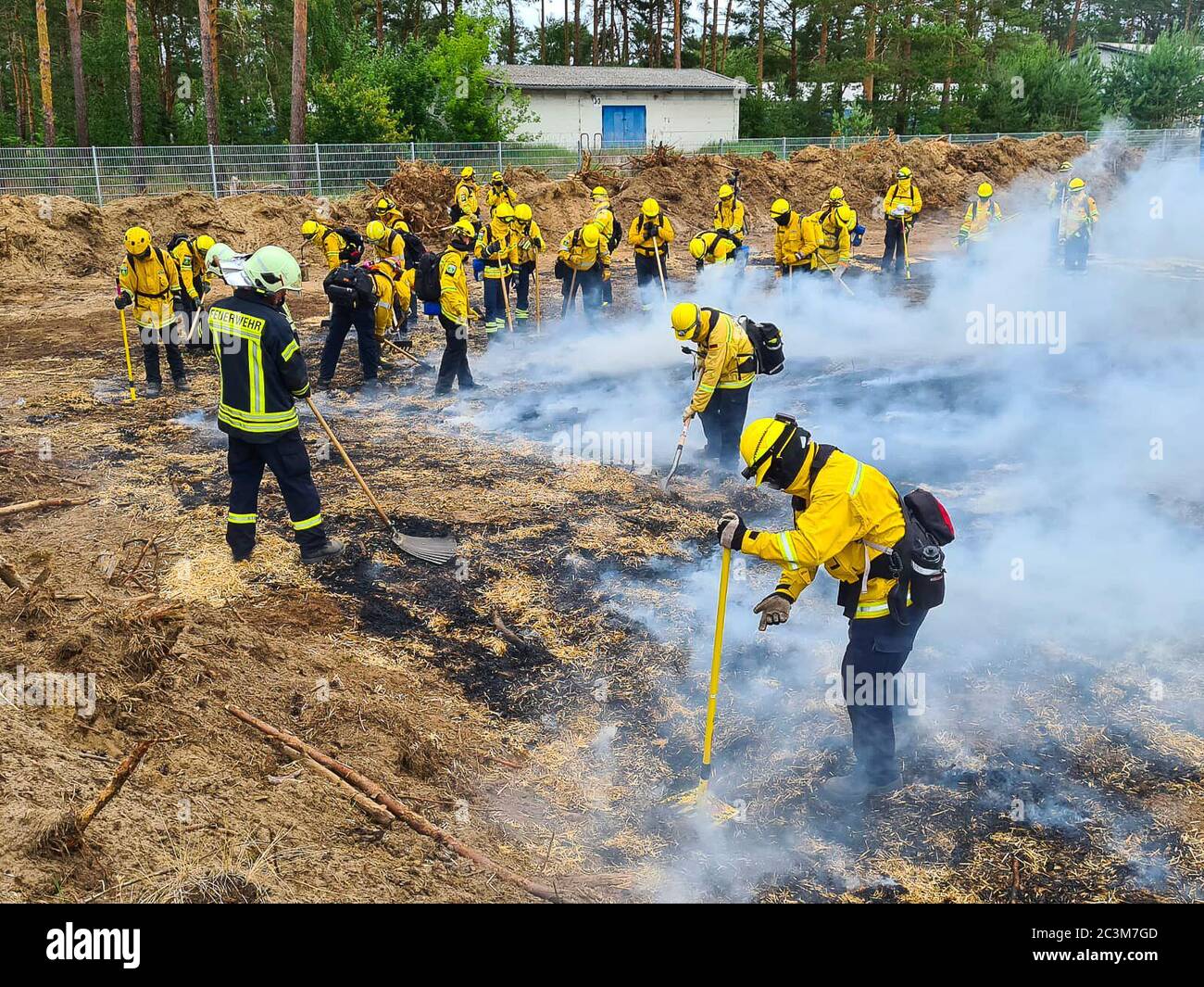 Kloster Lehnin, Germania. 20 Giugno 2020. Dopo la stagione degli incendi boschivi del 2019, i vigili del fuoco addestrano i moderni metodi di estinzione con esperti. Negli esercizi pratici, gli incendi vengono impostati per poter poi spegnerli in modo controllato. Vengono inoltre utilizzati nuovi tipi di agenti estinguenti. Credit: Julian Stähle/dpa-Zentralbild/dpa/Alamy Live News Foto Stock