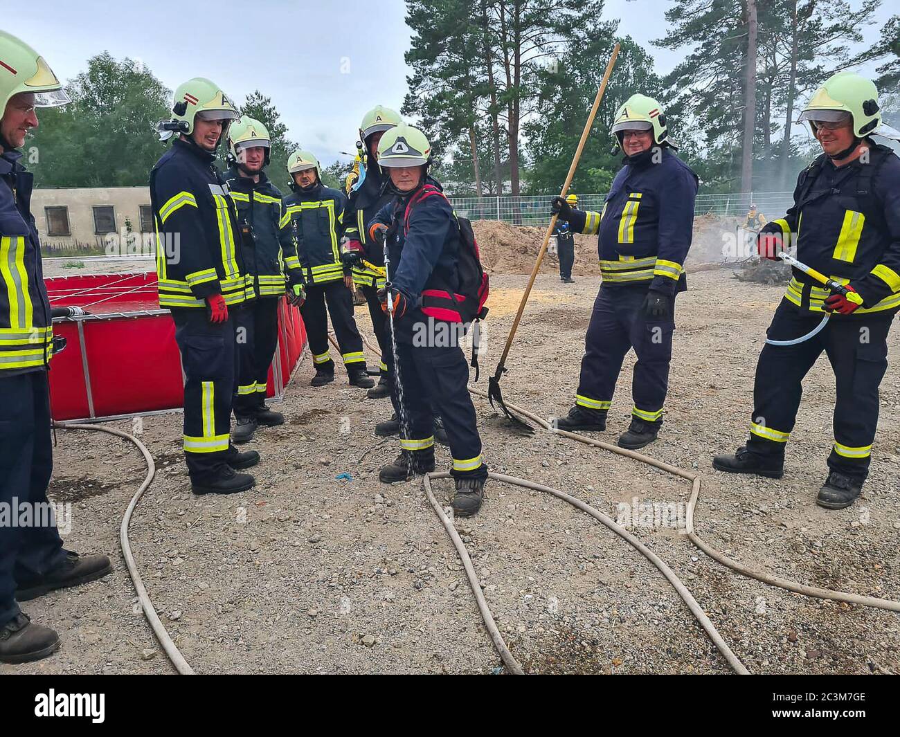 Kloster Lehnin, Germania. 20 Giugno 2020. Dopo la stagione degli incendi boschivi del 2019, i vigili del fuoco addestrano i moderni metodi di estinzione con esperti. Negli esercizi pratici, gli incendi vengono impostati per poter poi spegnerli in modo controllato. Vengono inoltre utilizzati nuovi tipi di agenti estinguenti. Credit: Julian Stähle/dpa-Zentralbild/dpa/Alamy Live News Foto Stock