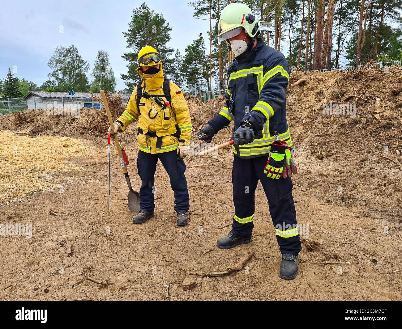 Kloster Lehnin, Germania. 20 Giugno 2020. Dopo la stagione degli incendi boschivi del 2019, i vigili del fuoco addestrano i moderni metodi di estinzione con esperti. Negli esercizi pratici, gli incendi vengono impostati per poter poi spegnerli in modo controllato. Vengono inoltre utilizzati nuovi tipi di agenti estinguenti. Credit: Julian Stähle/dpa-Zentralbild/dpa/Alamy Live News Foto Stock