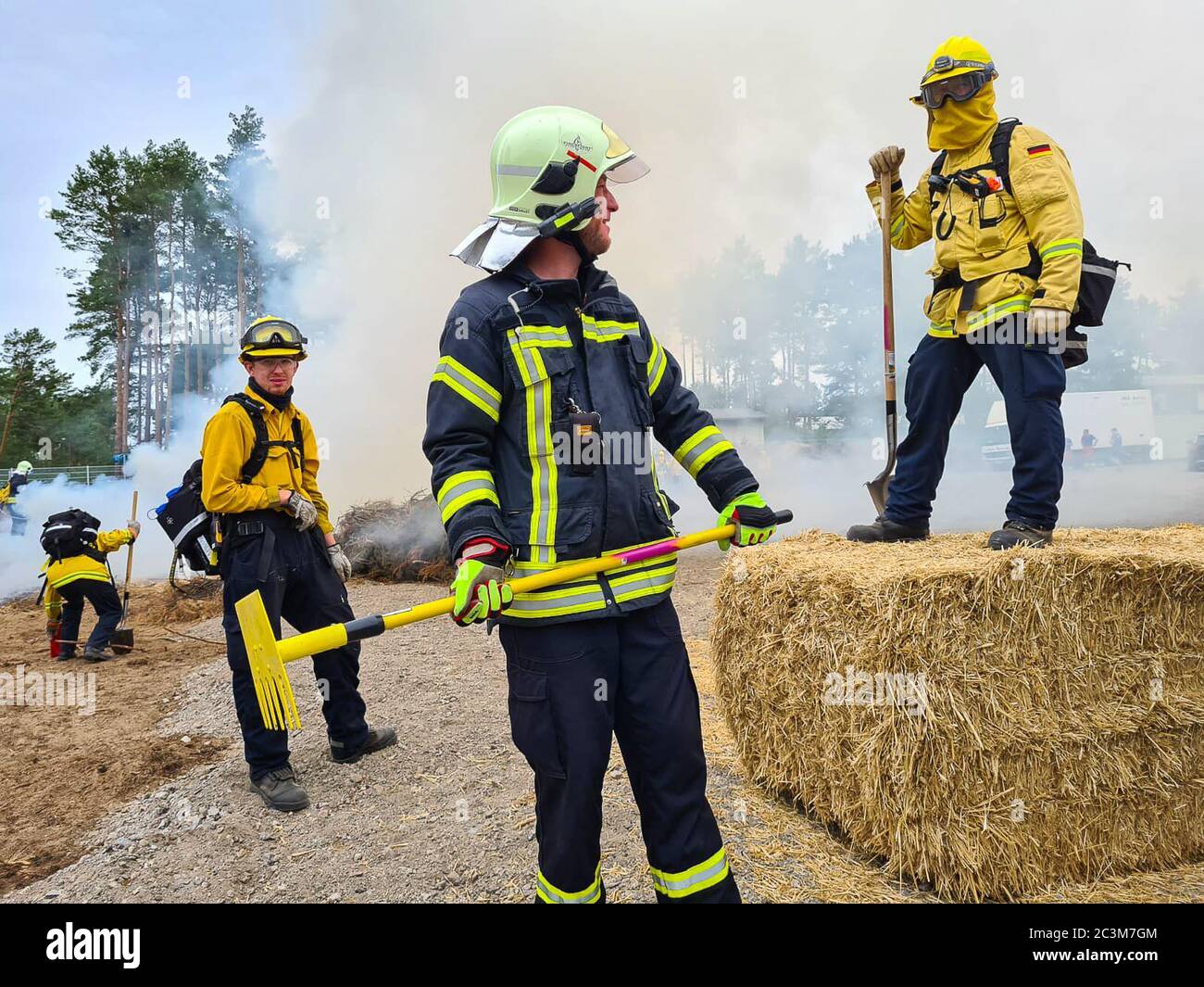 Kloster Lehnin, Germania. 20 Giugno 2020. Dopo la stagione degli incendi boschivi del 2019, i vigili del fuoco addestrano i moderni metodi di estinzione con esperti. Negli esercizi pratici, gli incendi vengono impostati per poter poi spegnerli in modo controllato. Vengono inoltre utilizzati nuovi tipi di agenti estinguenti. Credit: Julian Stähle/dpa-Zentralbild/dpa/Alamy Live News Foto Stock