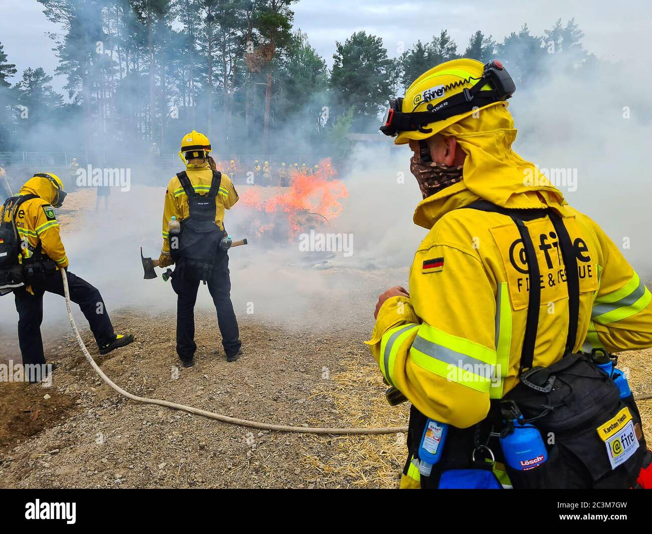 Kloster Lehnin, Germania. 20 Giugno 2020. Dopo la stagione degli incendi boschivi del 2019, i vigili del fuoco addestrano i moderni metodi di estinzione con esperti. Negli esercizi pratici, gli incendi vengono impostati per poter poi spegnerli in modo controllato. Vengono inoltre utilizzati nuovi tipi di agenti estinguenti. Credit: Julian Stähle/dpa-Zentralbild/dpa/Alamy Live News Foto Stock