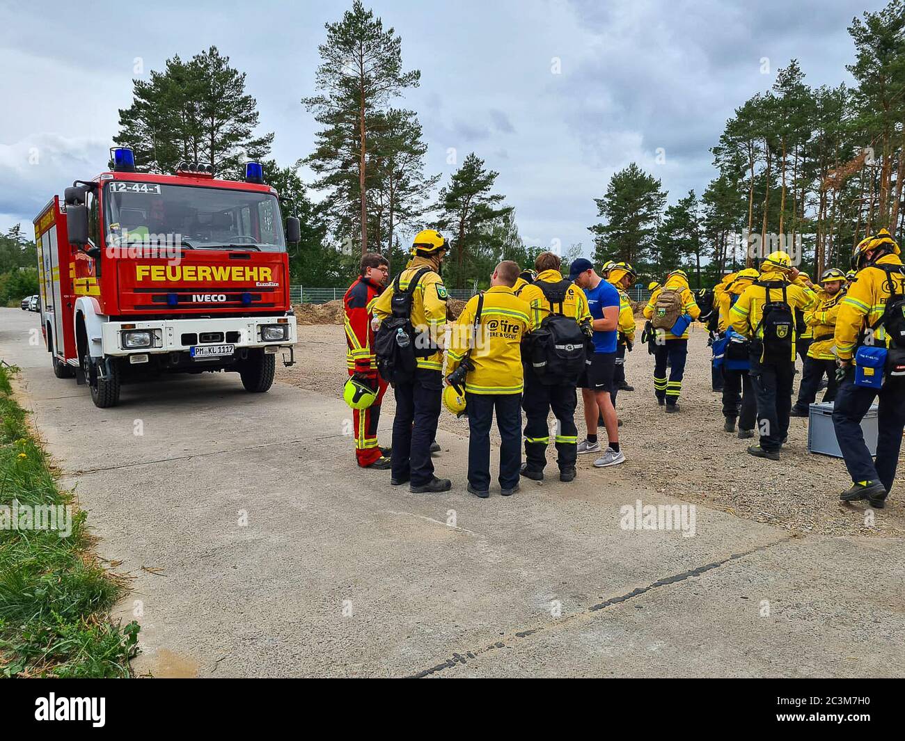 Kloster Lehnin, Germania. 20 Giugno 2020. Dopo la stagione degli incendi boschivi del 2019, i vigili del fuoco addestrano i moderni metodi di estinzione con esperti. Negli esercizi pratici, gli incendi vengono impostati per poter poi spegnerli in modo controllato. Vengono inoltre utilizzati nuovi tipi di agenti estinguenti. Credit: Julian Stähle/dpa-Zentralbild/dpa/Alamy Live News Foto Stock