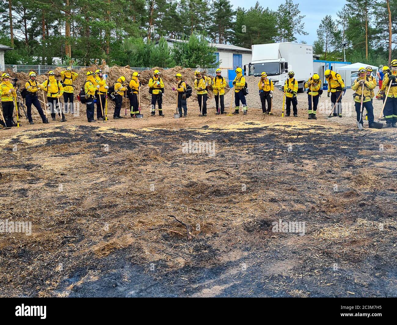 Kloster Lehnin, Germania. 20 Giugno 2020. Dopo la stagione degli incendi boschivi del 2019, i vigili del fuoco addestrano i moderni metodi di estinzione con esperti. Negli esercizi pratici, gli incendi vengono impostati per poter poi spegnerli in modo controllato. Vengono inoltre utilizzati nuovi tipi di agenti estinguenti. Credit: Julian Stähle/dpa-Zentralbild/dpa/Alamy Live News Foto Stock