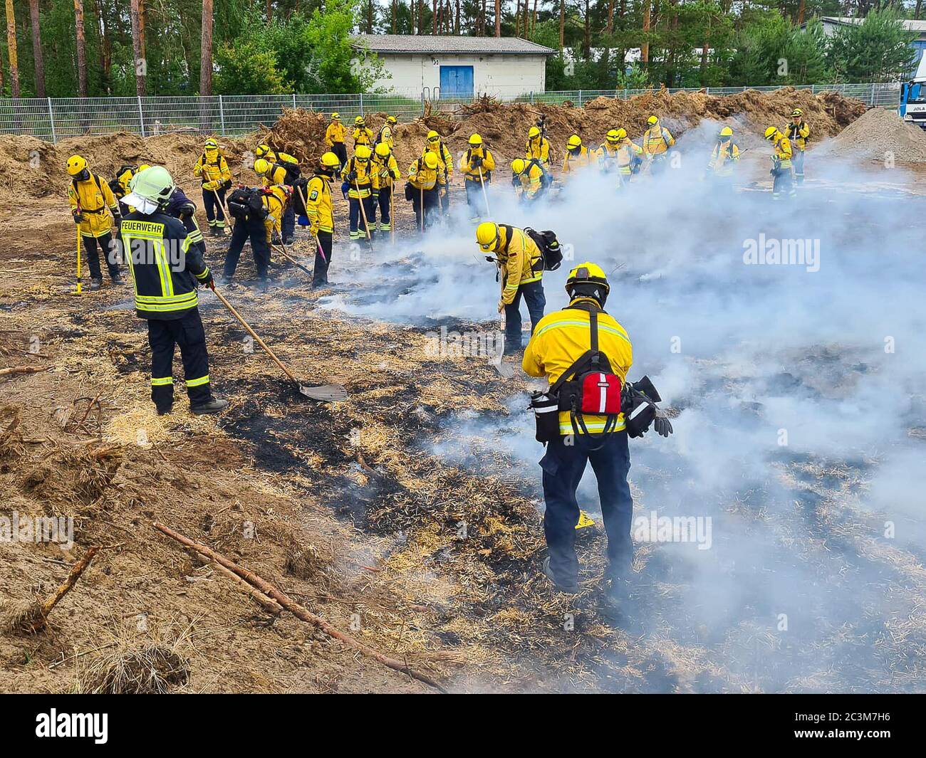 Kloster Lehnin, Germania. 20 Giugno 2020. Dopo la stagione degli incendi boschivi del 2019, i vigili del fuoco addestrano i moderni metodi di estinzione con esperti. Negli esercizi pratici, gli incendi vengono impostati per poter poi spegnerli in modo controllato. Vengono inoltre utilizzati nuovi tipi di agenti estinguenti. Credit: Julian Stähle/dpa-Zentralbild/dpa/Alamy Live News Foto Stock