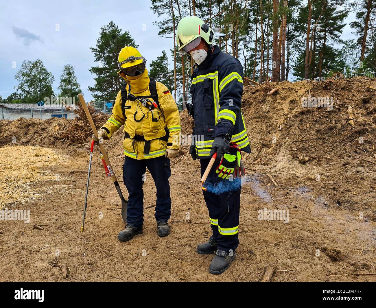 Kloster Lehnin, Germania. 20 Giugno 2020. Dopo la stagione degli incendi boschivi del 2019, i vigili del fuoco addestrano i moderni metodi di estinzione con esperti. Negli esercizi pratici, gli incendi vengono impostati per poter poi spegnerli in modo controllato. Vengono inoltre utilizzati nuovi tipi di agenti estinguenti. Credit: Julian Stähle/dpa-Zentralbild/dpa/Alamy Live News Foto Stock