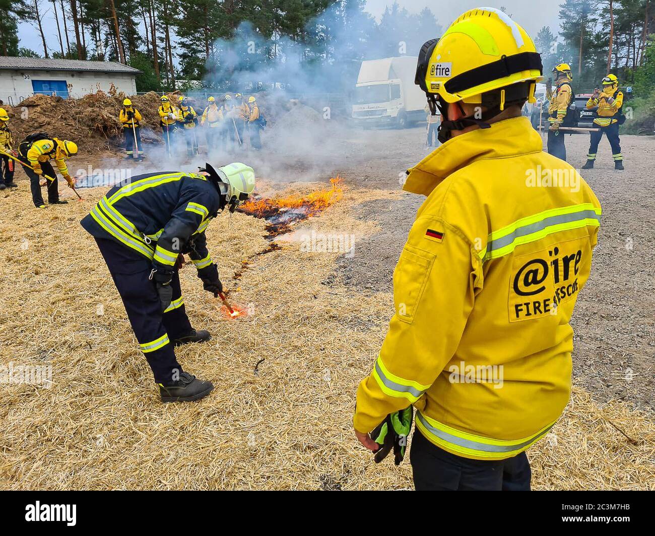 Kloster Lehnin, Germania. 20 Giugno 2020. Dopo la stagione degli incendi boschivi del 2019, i vigili del fuoco addestrano i moderni metodi di estinzione con esperti. Negli esercizi pratici, gli incendi vengono impostati per poter poi spegnerli in modo controllato. Vengono inoltre utilizzati nuovi tipi di agenti estinguenti. Credit: Julian Stähle/dpa-Zentralbild/dpa/Alamy Live News Foto Stock