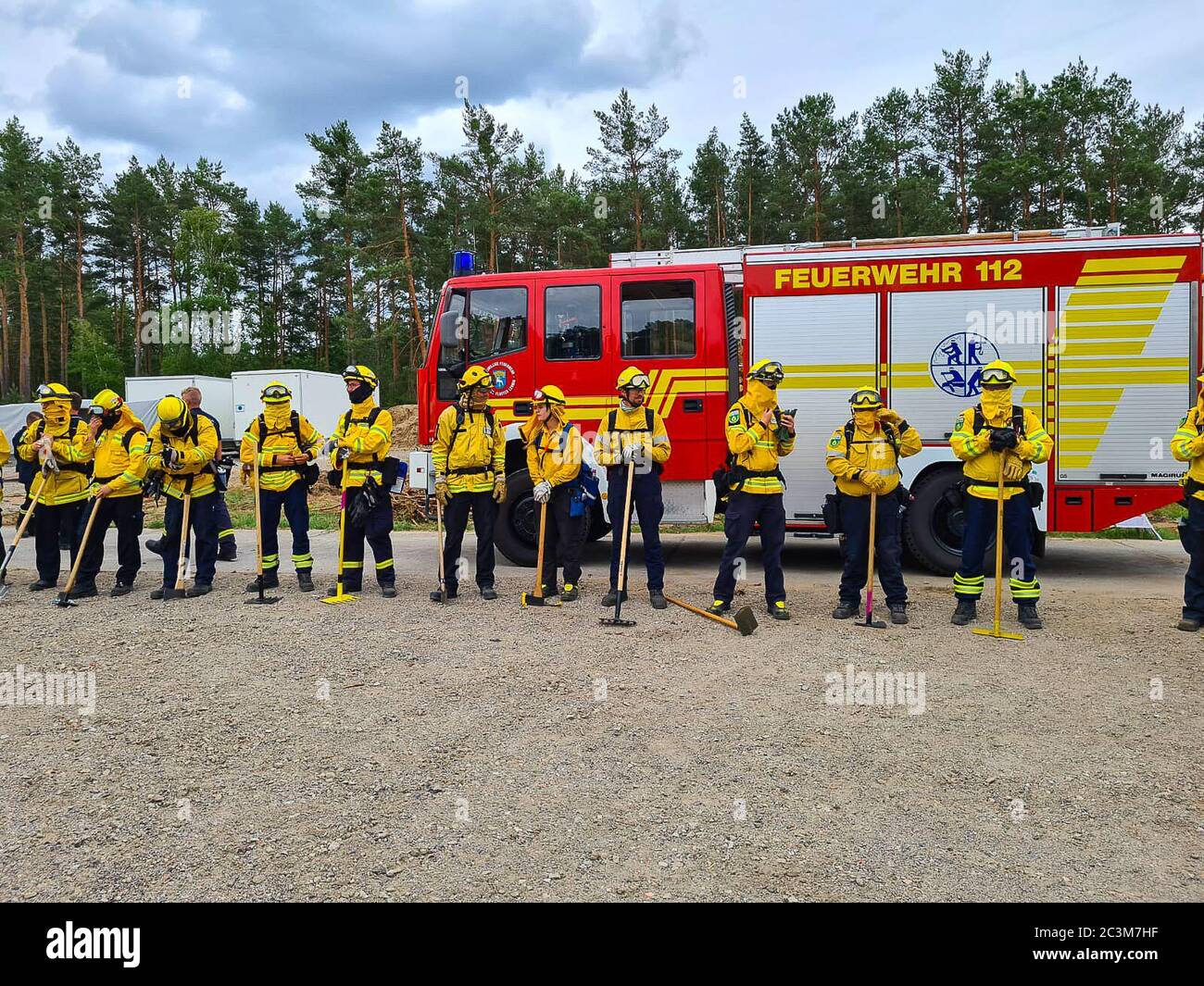 Kloster Lehnin, Germania. 20 Giugno 2020. Dopo la stagione degli incendi boschivi del 2019, i vigili del fuoco addestrano i moderni metodi di estinzione con esperti. Negli esercizi pratici, gli incendi vengono impostati per poter poi spegnerli in modo controllato. Vengono inoltre utilizzati nuovi tipi di agenti estinguenti. Credit: Julian Stähle/dpa-Zentralbild/dpa/Alamy Live News Foto Stock