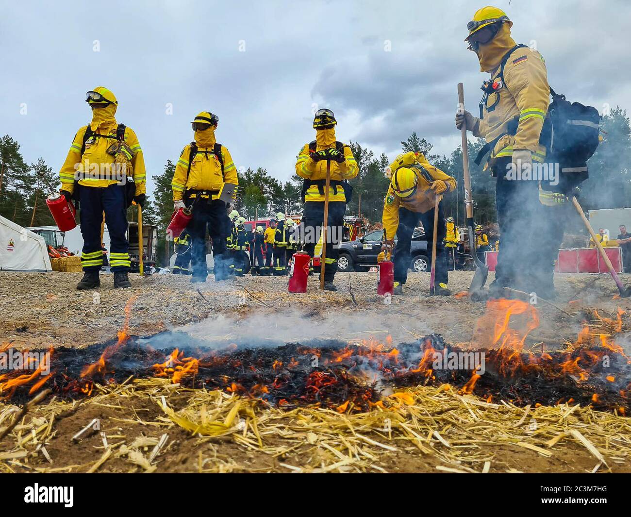 Kloster Lehnin, Germania. 20 Giugno 2020. Dopo la stagione degli incendi boschivi del 2019, i vigili del fuoco addestrano i moderni metodi di estinzione con esperti. Negli esercizi pratici, gli incendi vengono impostati per poter poi spegnerli in modo controllato. Vengono inoltre utilizzati nuovi tipi di agenti estinguenti. Credit: Julian Stähle/dpa-Zentralbild/dpa/Alamy Live News Foto Stock