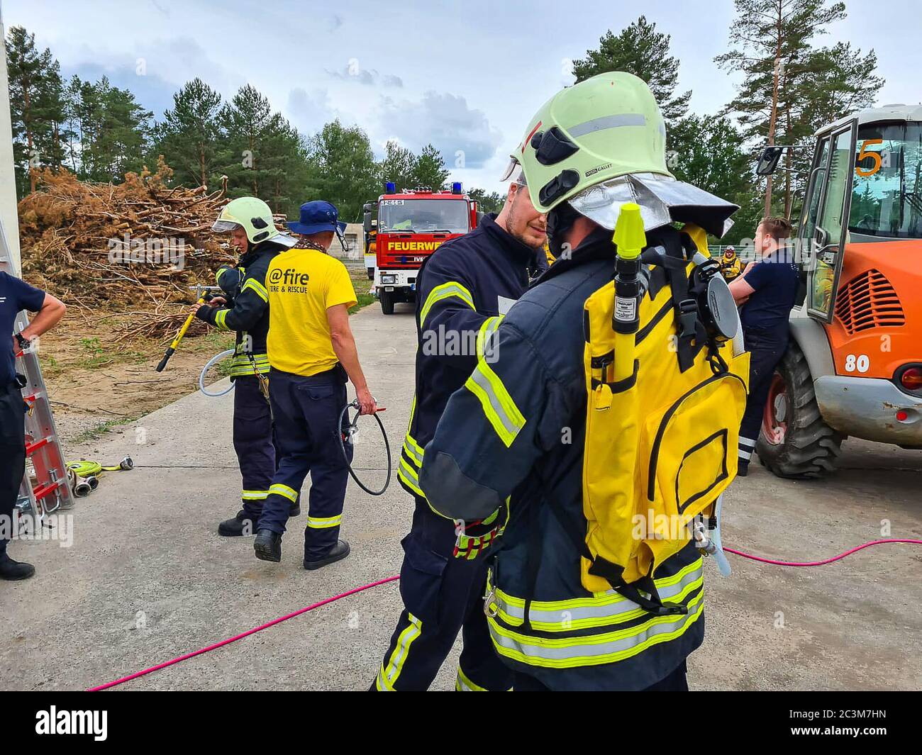 Kloster Lehnin, Germania. 20 Giugno 2020. Dopo la stagione degli incendi boschivi del 2019, i vigili del fuoco addestrano i moderni metodi di estinzione con esperti. Negli esercizi pratici, gli incendi vengono impostati per poter poi spegnerli in modo controllato. Vengono inoltre utilizzati nuovi tipi di agenti estinguenti. Credit: Julian Stähle/dpa-Zentralbild/dpa/Alamy Live News Foto Stock