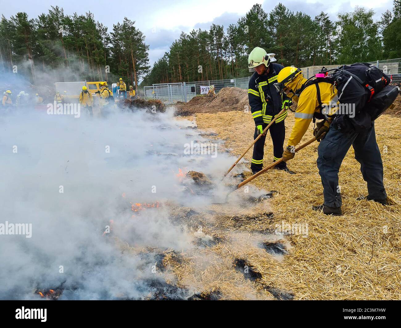 Kloster Lehnin, Germania. 20 Giugno 2020. Dopo la stagione degli incendi boschivi del 2019, i vigili del fuoco addestrano i moderni metodi di estinzione con esperti. Negli esercizi pratici, gli incendi vengono impostati per poter poi spegnerli in modo controllato. Vengono inoltre utilizzati nuovi tipi di agenti estinguenti. Credit: Julian Stähle/dpa-Zentralbild/dpa/Alamy Live News Foto Stock