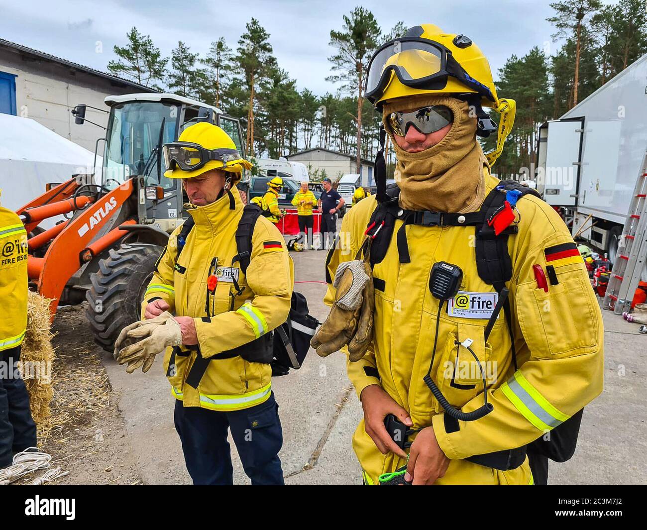 Kloster Lehnin, Germania. 20 Giugno 2020. Dopo la stagione degli incendi boschivi del 2019, i vigili del fuoco addestrano i moderni metodi di estinzione con esperti. Negli esercizi pratici, gli incendi vengono impostati per poter poi spegnerli in modo controllato. Vengono inoltre utilizzati nuovi tipi di agenti estinguenti. Credit: Julian Stähle/dpa-Zentralbild/dpa/Alamy Live News Foto Stock