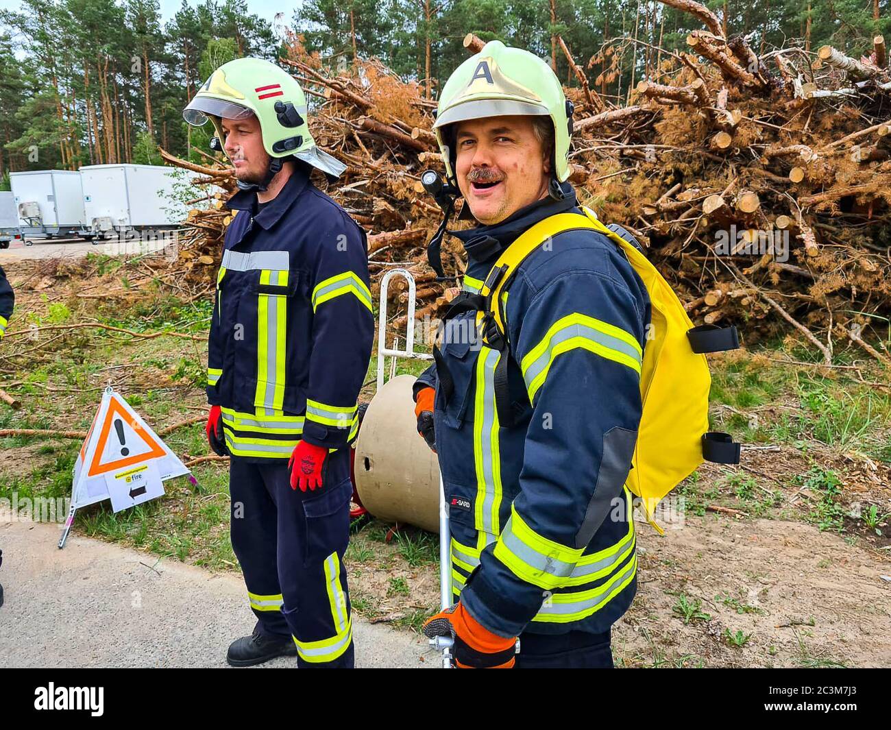 Kloster Lehnin, Germania. 20 Giugno 2020. Dopo la stagione degli incendi boschivi del 2019, i vigili del fuoco addestrano i moderni metodi di estinzione con esperti. Negli esercizi pratici, gli incendi vengono impostati per poter poi spegnerli in modo controllato. Vengono inoltre utilizzati nuovi tipi di agenti estinguenti. Credit: Julian Stähle/dpa-Zentralbild/dpa/Alamy Live News Foto Stock