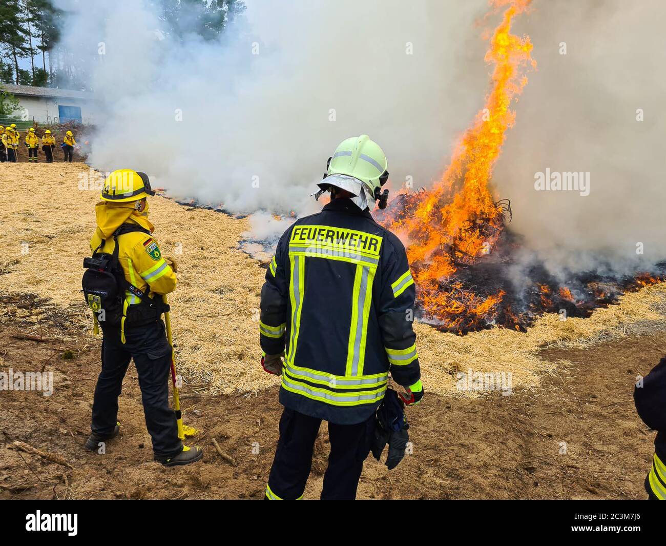 Kloster Lehnin, Germania. 20 Giugno 2020. Dopo la stagione degli incendi boschivi del 2019, i vigili del fuoco addestrano i moderni metodi di estinzione con esperti. Negli esercizi pratici, gli incendi vengono impostati per poter poi spegnerli in modo controllato. Vengono inoltre utilizzati nuovi tipi di agenti estinguenti. Credit: Julian Stähle/dpa-Zentralbild/dpa/Alamy Live News Foto Stock