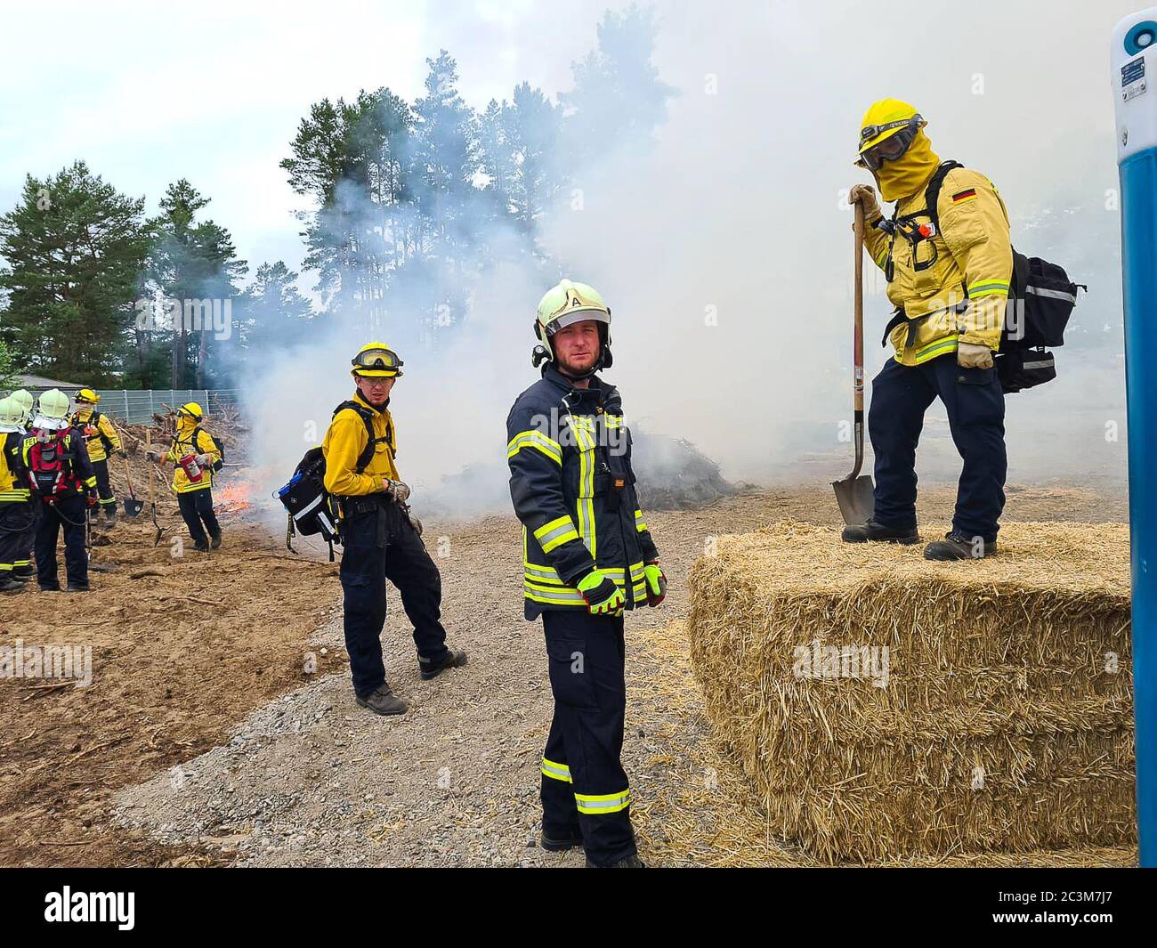 Kloster Lehnin, Germania. 20 Giugno 2020. Dopo la stagione degli incendi boschivi del 2019, i vigili del fuoco addestrano i moderni metodi di estinzione con esperti. Negli esercizi pratici, gli incendi vengono impostati per poter poi spegnerli in modo controllato. Vengono inoltre utilizzati nuovi tipi di agenti estinguenti. Credit: Julian Stähle/dpa-Zentralbild/dpa/Alamy Live News Foto Stock