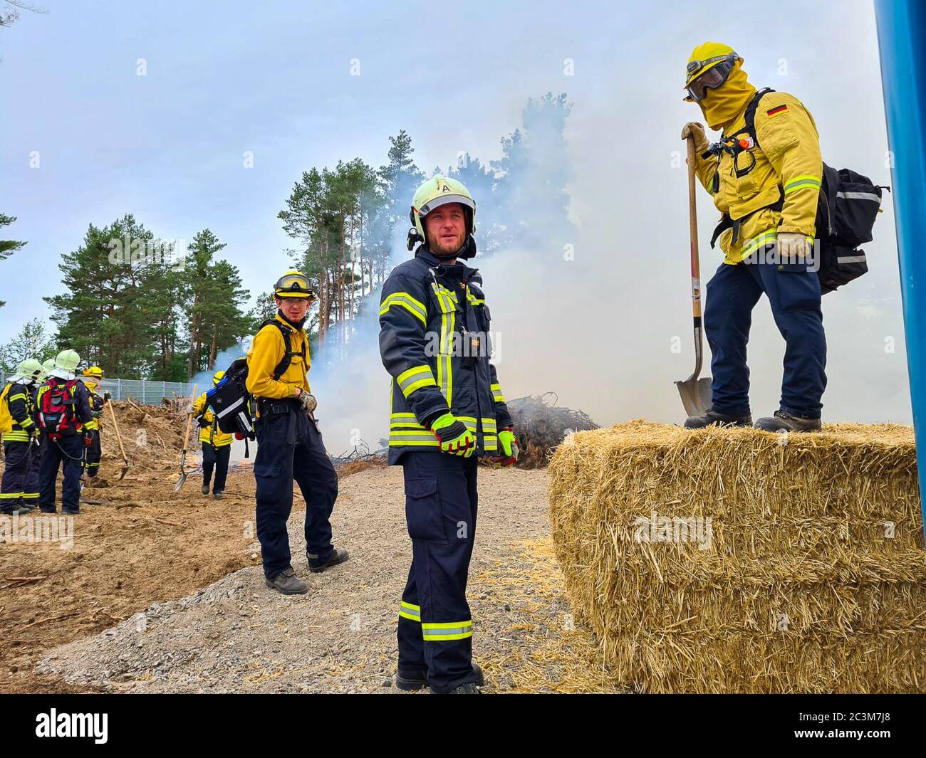 Kloster Lehnin, Germania. 20 Giugno 2020. Dopo la stagione degli incendi boschivi del 2019, i vigili del fuoco addestrano i moderni metodi di estinzione con esperti. Negli esercizi pratici, gli incendi vengono impostati per poter poi spegnerli in modo controllato. Vengono inoltre utilizzati nuovi tipi di agenti estinguenti. Credit: Julian Stähle/dpa-Zentralbild/dpa/Alamy Live News Foto Stock
