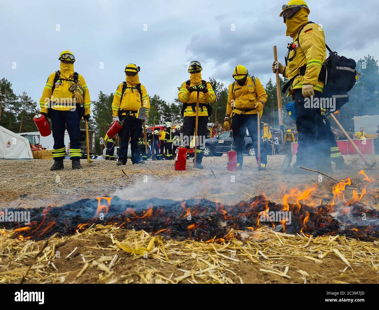 Kloster Lehnin, Germania. 20 Giugno 2020. Dopo la stagione degli incendi boschivi del 2019, i vigili del fuoco addestrano i moderni metodi di estinzione con esperti. Negli esercizi pratici, gli incendi vengono impostati per poter poi spegnerli in modo controllato. Vengono inoltre utilizzati nuovi tipi di agenti estinguenti. Credit: Julian Stähle/dpa-Zentralbild/dpa/Alamy Live News Foto Stock