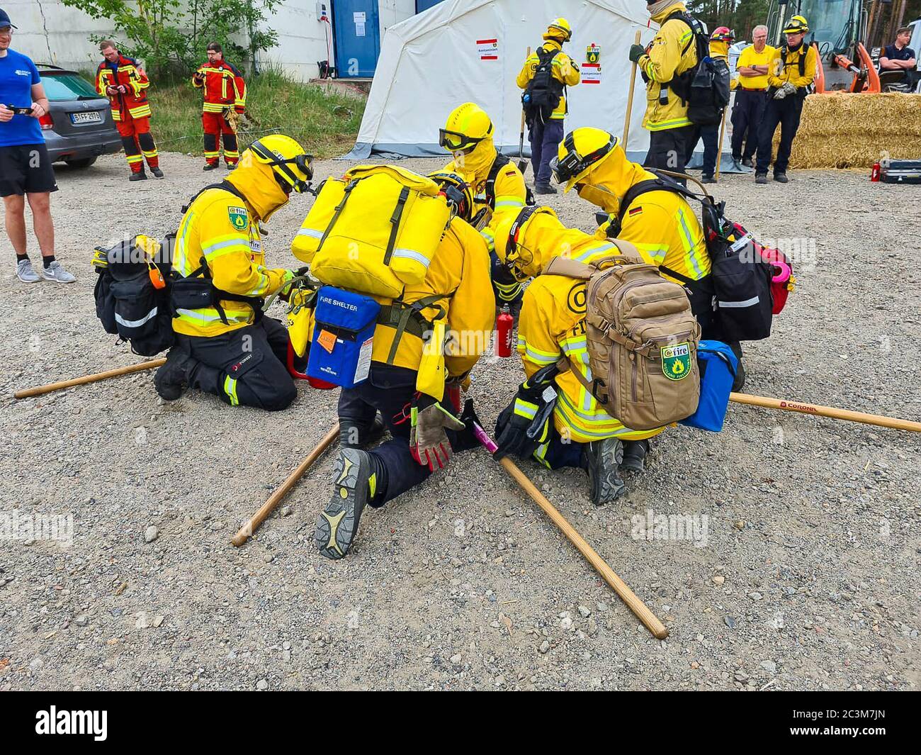 Kloster Lehnin, Germania. 20 Giugno 2020. Dopo la stagione degli incendi boschivi del 2019, i vigili del fuoco addestrano i moderni metodi di estinzione con esperti. Negli esercizi pratici, gli incendi vengono impostati per poter poi spegnerli in modo controllato. Vengono inoltre utilizzati nuovi tipi di agenti estinguenti. Credit: Julian Stähle/dpa-Zentralbild/dpa/Alamy Live News Foto Stock