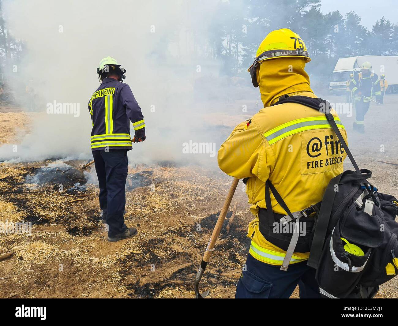 Kloster Lehnin, Germania. 20 Giugno 2020. Dopo la stagione degli incendi boschivi del 2019, i vigili del fuoco addestrano i moderni metodi di estinzione con esperti. Negli esercizi pratici, gli incendi vengono impostati per poter poi spegnerli in modo controllato. Vengono inoltre utilizzati nuovi tipi di agenti estinguenti. Credit: Julian Stähle/dpa-Zentralbild/dpa/Alamy Live News Foto Stock