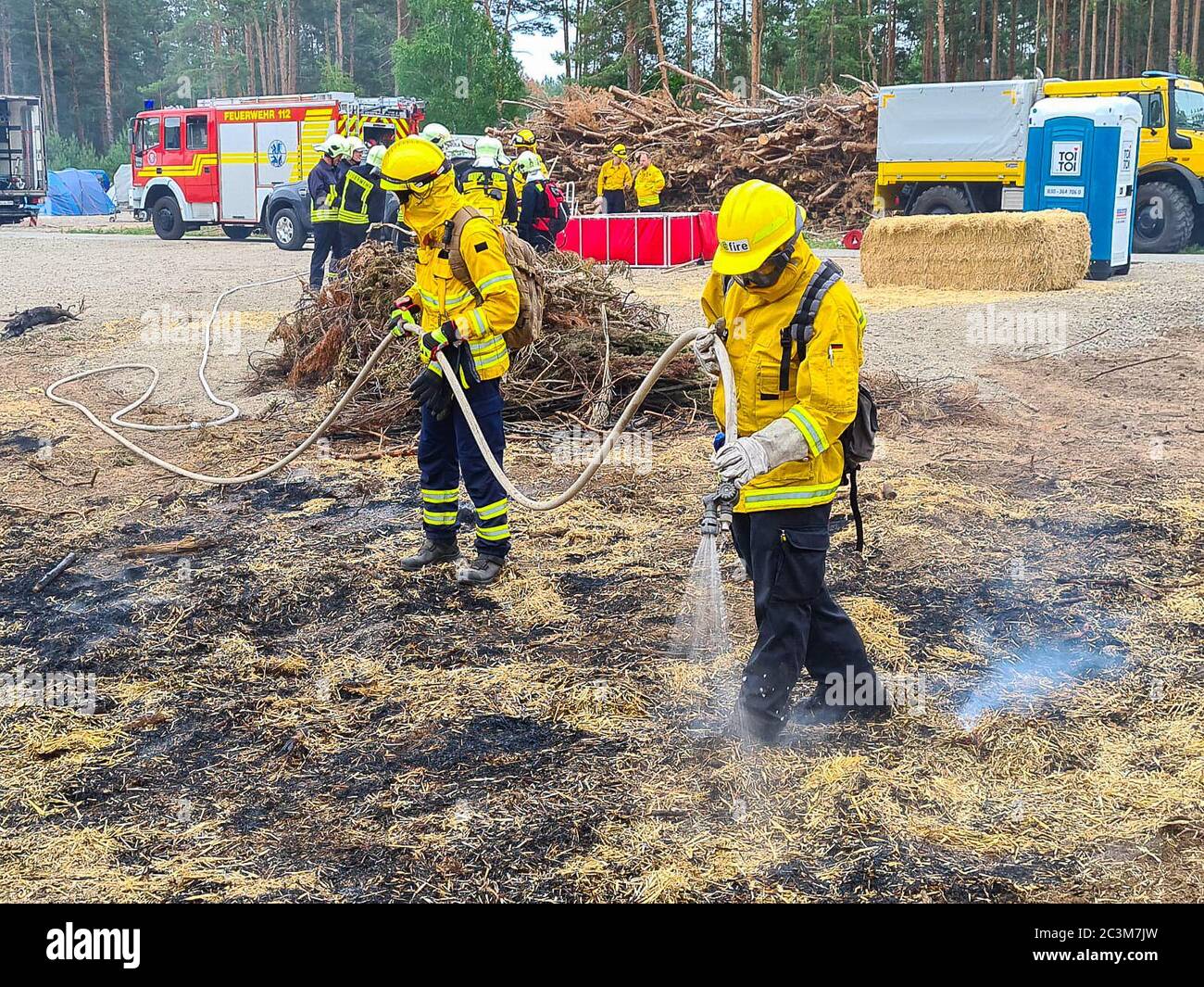 Kloster Lehnin, Germania. 20 Giugno 2020. Dopo la stagione degli incendi boschivi del 2019, i vigili del fuoco addestrano i moderni metodi di estinzione con esperti. Negli esercizi pratici, gli incendi vengono impostati per poter poi spegnerli in modo controllato. Vengono inoltre utilizzati nuovi tipi di agenti estinguenti. Credit: Julian Stähle/dpa-Zentralbild/dpa/Alamy Live News Foto Stock