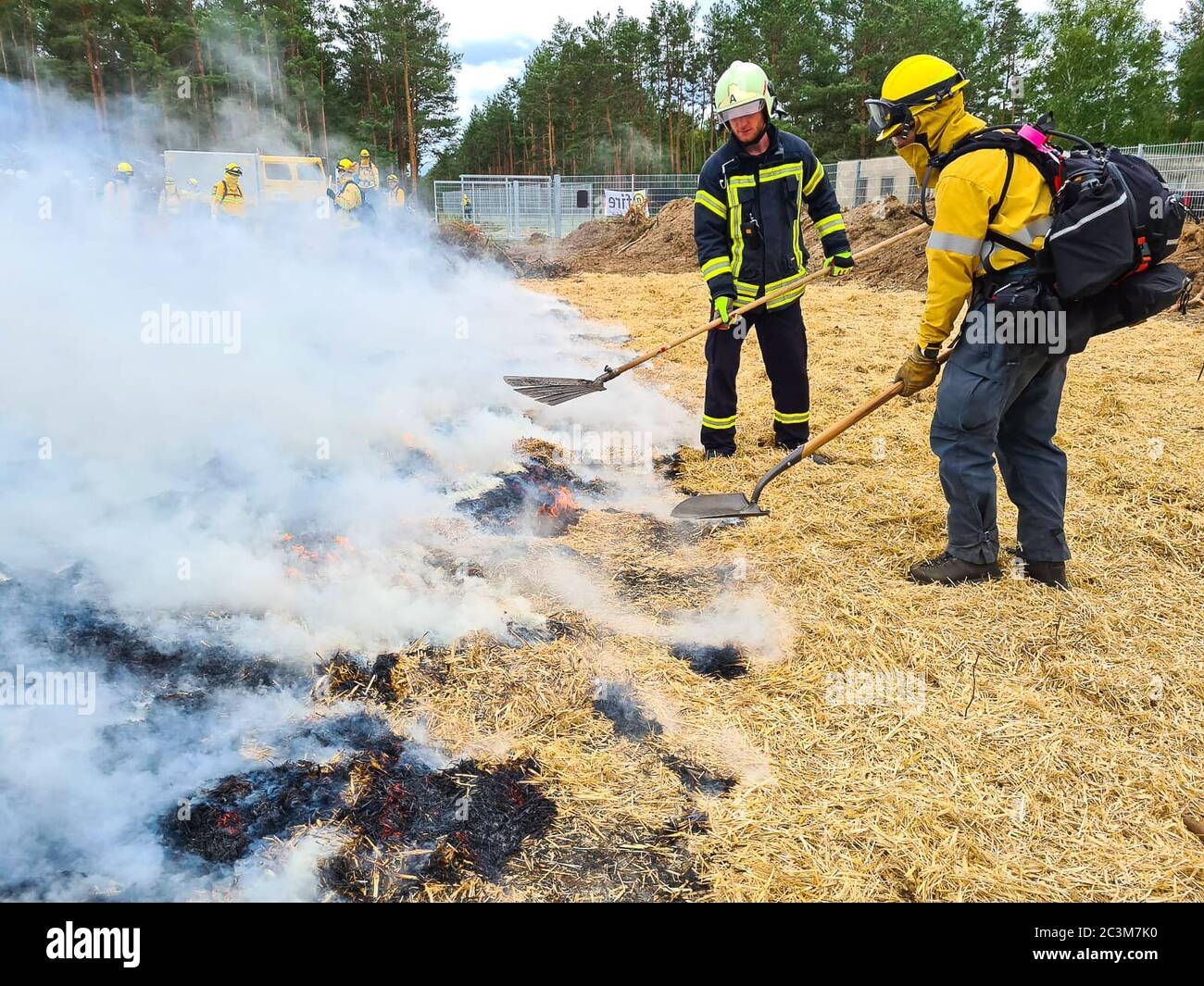 Kloster Lehnin, Germania. 20 Giugno 2020. Dopo la stagione degli incendi boschivi del 2019, i vigili del fuoco addestrano i moderni metodi di estinzione con esperti. Negli esercizi pratici, gli incendi vengono impostati per poter poi spegnerli in modo controllato. Vengono inoltre utilizzati nuovi tipi di agenti estinguenti. Credit: Julian Stähle/dpa-Zentralbild/dpa/Alamy Live News Foto Stock