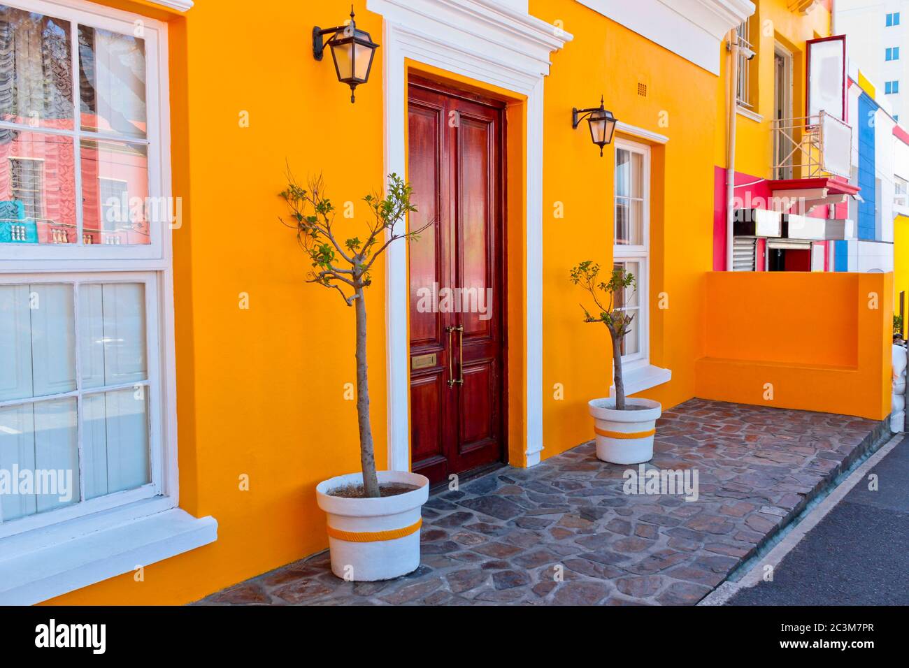 Bella casa arancione africana e terrazza a Bo-Kaap, Schotsche Kloof. Foto Stock