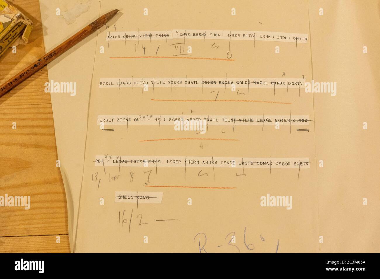 Codici interruttori annotati scheda codici (replica) in esposizione a Bletchley Park, Bletchley. Buckinghamshire, Regno Unito. Foto Stock