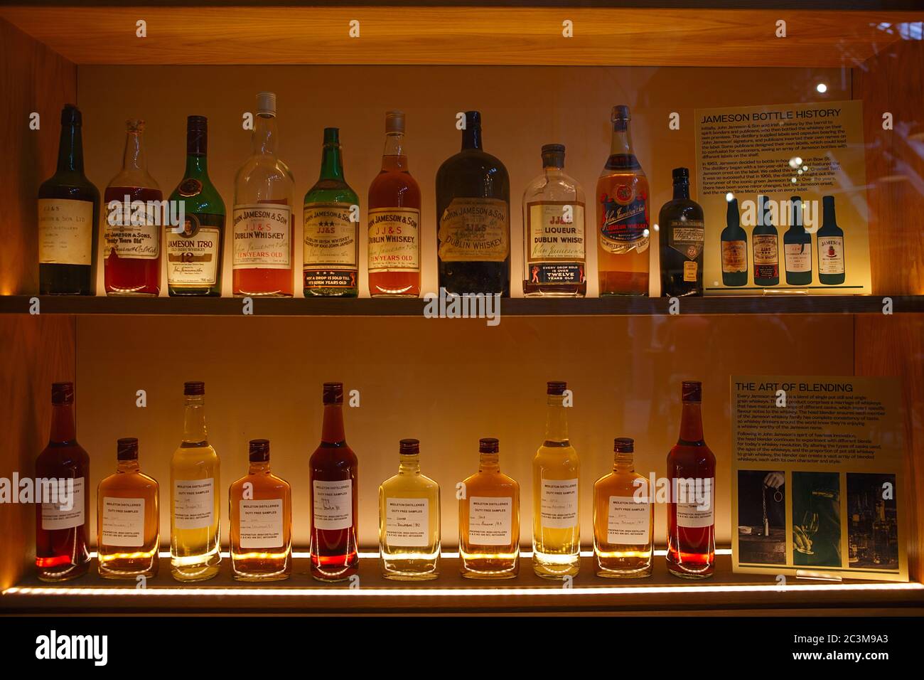 DUBLINO, IRLANDA - 26 giugno 2019: La distilleria Jameson è uno dei famosi produttori irlandesi di whiskey. Museo irlandese del whiskey a Dublino Foto Stock